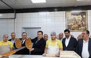 Antep lahmacunu tescilli tarifiyle pişirildi