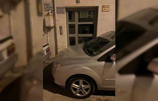 Apartman önüne park edilen araç yüzünden vatandaş...