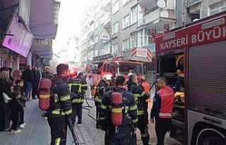 Apartmanın koridorunda çıkan yangın paniğe neden...