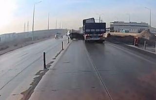 Araç sollamak isterken tırın önünde kaldı: 6...