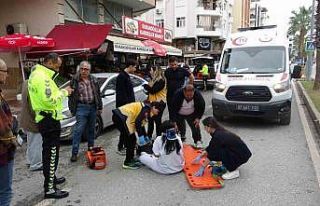 Aracın açılan kapısına çarpan motosikletteki...