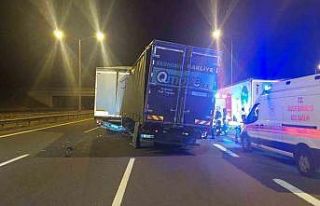 Arıza yapan tıra çarpan kamyon şoförü hayatını...