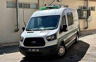 Arızalanan araca yardım etmek isteyen genç başka...