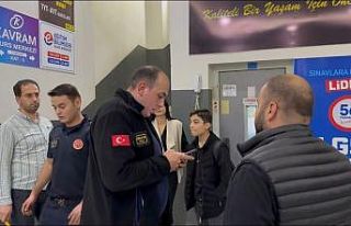 Arızalanan asansörde 45 dakika mahsur kaldılar:...