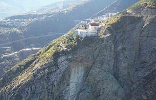 Artvin’de kaya kopması paniğe neden oldu: İki...