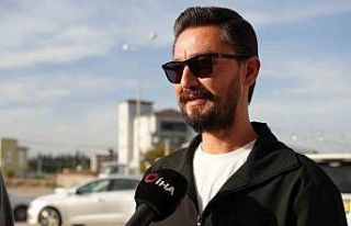 Avukat cübbesi giyip araç tanıtımı yapan galerici:...