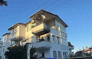 Balkonda söndürülmeden bırakılan mangal yangına...