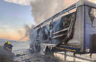 Bandırma karayolunda tır dorsesi alev aldı