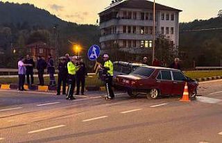 Bartın’da kavşakta iki otomobil çarpıştı:...