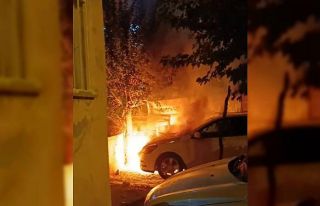 Batman’da park halindeki otomobil alev aldı