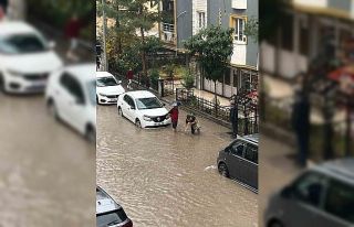 Batman’da yağış cadde ve sokakları göle çevirdi,...