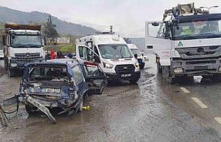 Beton mikseri otomobille çarpıştı: 1’i çocuk...