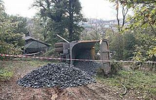 Beykoz’da mıcır yüklü kamyon devrildi: 1 yaralı