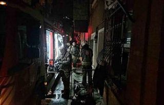 Beyoğlu’nda korkutan yangın: 4 kişi binada mahsur...