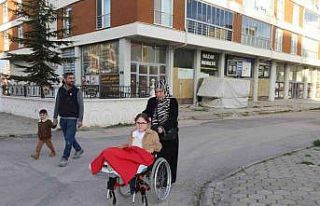 Bir bacağı kısa olan kızını her gün okula kucağında...