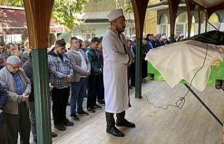 Boynu kesilen anne toprağa verildi, engelli oğlu...