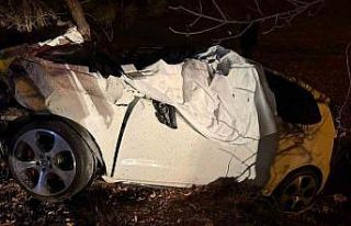 Burdur’da kamyonet ile çarpışan otomobil hurdaya...