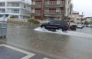 Burhaniye’de sağanak yağış yolları göle çevirdi,...
