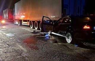 Bursa’da otomobil park halindeki tıra arkadan çarptı:...