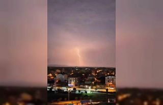 Bursa’da şimşekler geceyi gündüze çevirdi