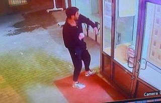 Cami kapısını yumruklayan şahsın saldırı anları...
