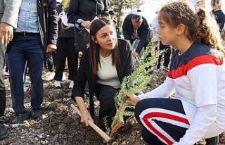 Çanakkale ve Gazze şehitleri için fidanlar toprakla...