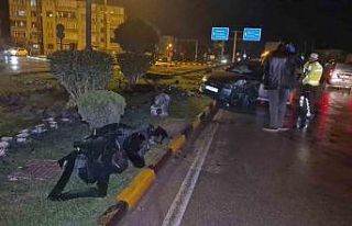 Çarptığı direk aracın üstüne devrildi, sürücü...