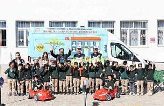 Çatak’ta öğrencilere uygulamalı trafik güvenliği...