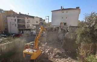 Çayırova’da metruk bina yıkıldı