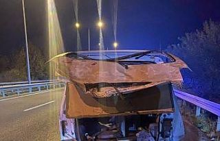 Çekici kamyonet, ticari araca çarptı : 2 ölü