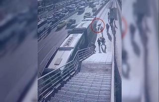 Cevizlibağ’da metrobüs engelli yolcuya çarptı,...