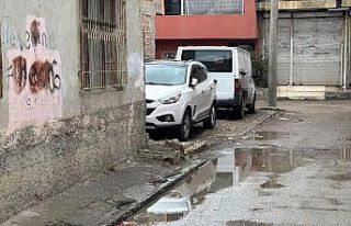 Çocuğun kafasını önce arabaya vurdu sonra çocuğu...