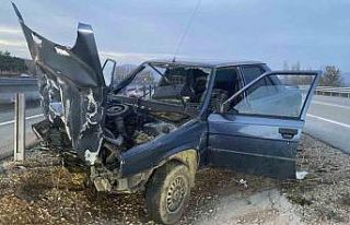 Çorum’da otomobil bariyere çarptı: 2 yaralı