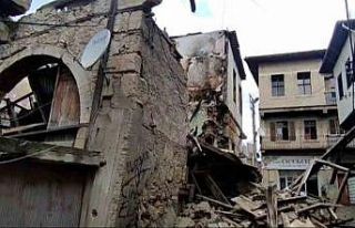 Daha önce yangında zarar gören eski bina yağışlı...