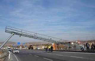 Damperi açılan kamyon EDS direğine çarparak devrildi