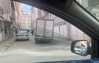 Devrilecekmiş gibi gözüken kamyon tedirginlik oluşturdu