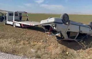 Devrilen otomobilin sürücüsü yaralandı