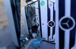 Devrilen tırın sürücüsü yaralandı