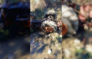 Devrilen traktörün altında kalan sürücü hayatını...