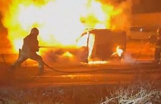 Diyarbakır’da hafif ticari araç alev topuna döndü