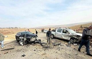 Diyarbakır’da iki otomobil kafa kafaya çarpıştı:...