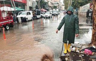 Diyarbakır’da sağanak yağış yolları göle...