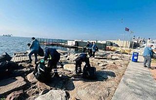 Doğaseverler Karşıyaka’da kıyı temizliği yaptı