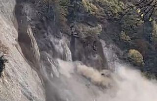 Düzce’de heyelan anı kameraya yansıdı: Otomobil...