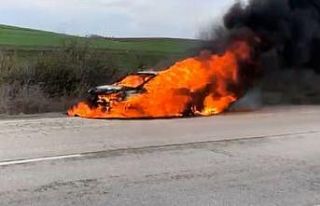 Edirne’de otomobil alev alev yandı