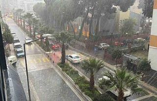 Edremit’te kuvvetli sağanak yağış etkili oluyor