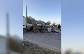 Eğirdir’de iki tırın çarpıştığı kazada...