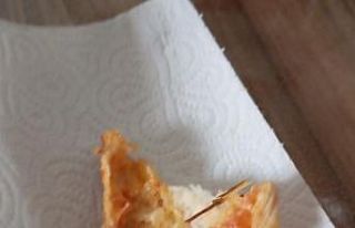 Elazığ’da ekmeğin içerisinden odun parçaları...