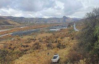 Elazığ’da kamyonet şarampole uçtu