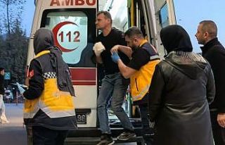 Eli traktörün hidrolik sistemine sıkışan çiftçi...